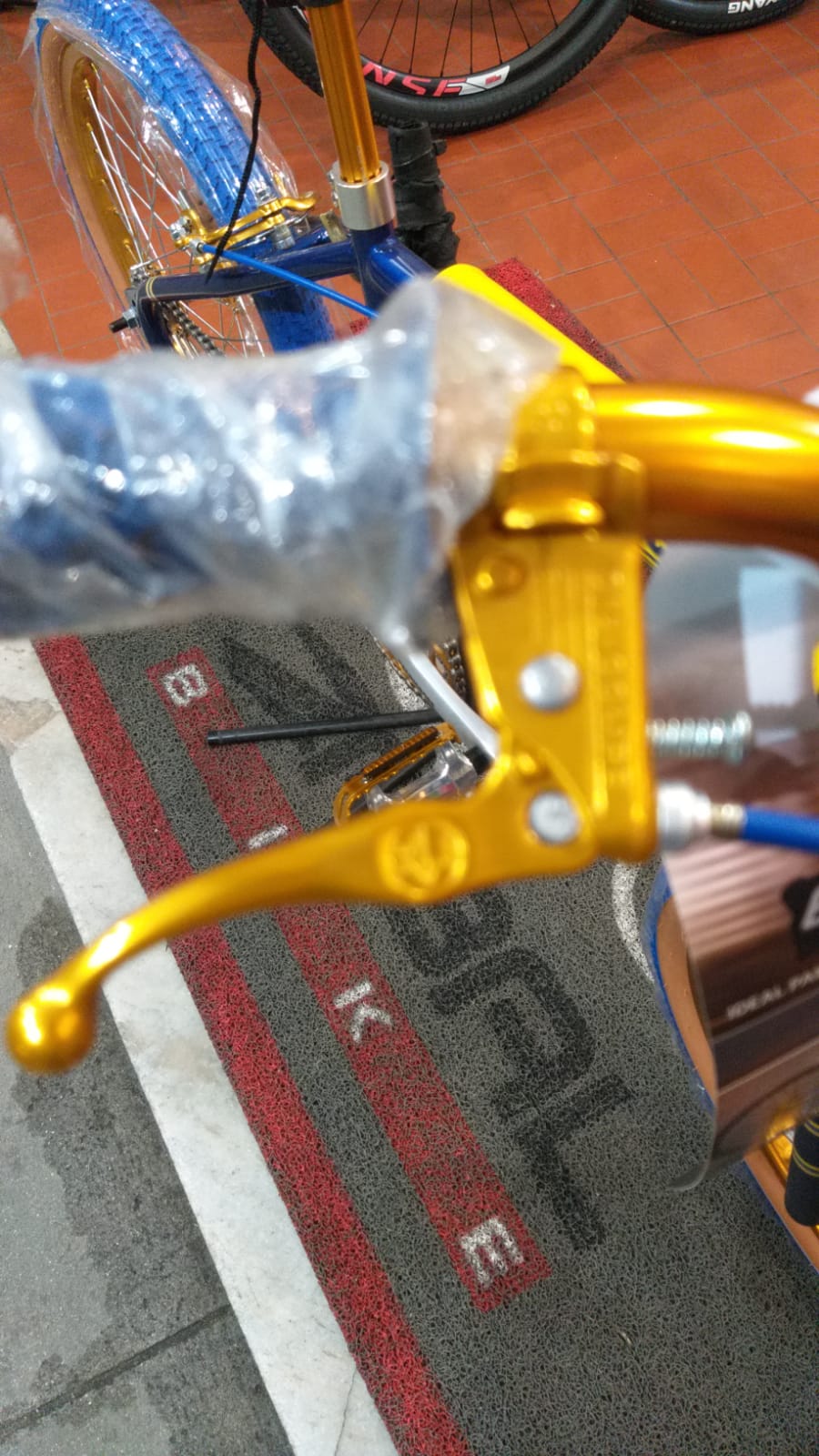 Bicicleta Caloi Cross Extra Light 2023 Azul com Dourado - Imagem 5