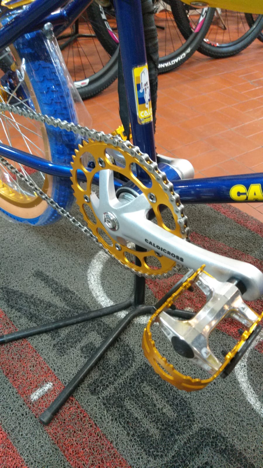 Bicicleta Caloi Cross Extra Light 2023 Azul com Dourado - Imagem 2